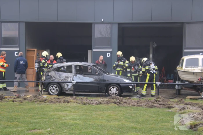 Auto in loods vat vlam
