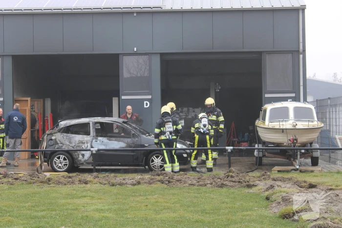 Auto in loods vat vlam