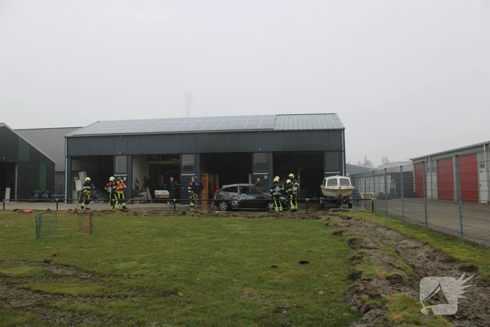 Auto in loods vat vlam