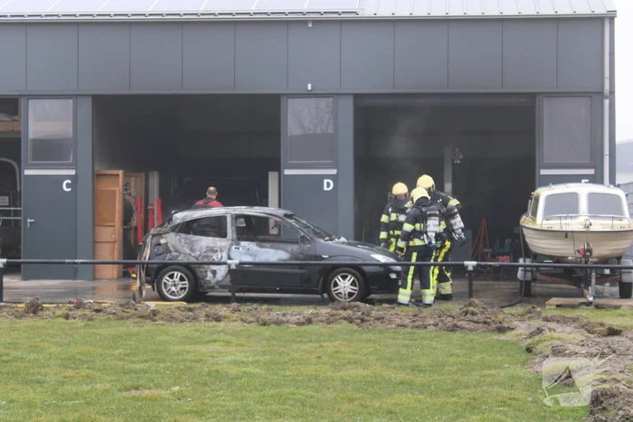 Auto in loods vat vlam