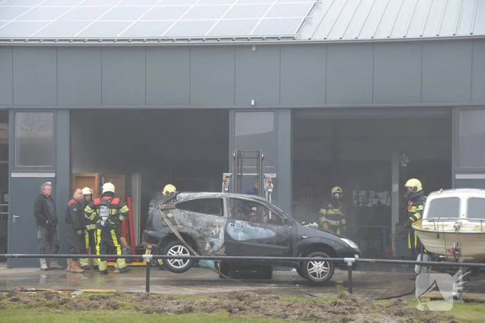 Auto in loods vat vlam