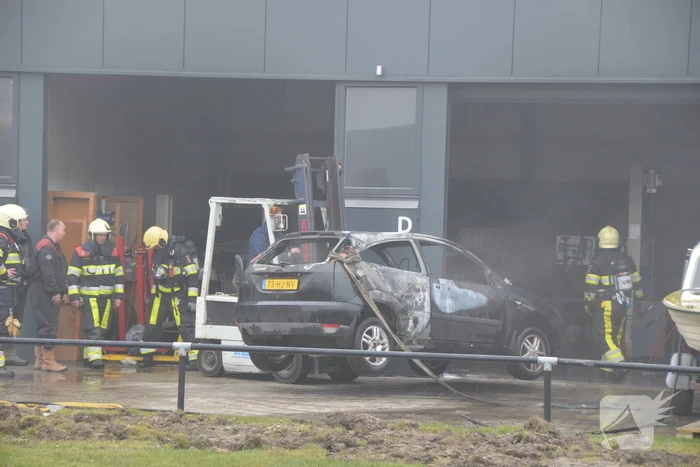 Auto in loods vat vlam