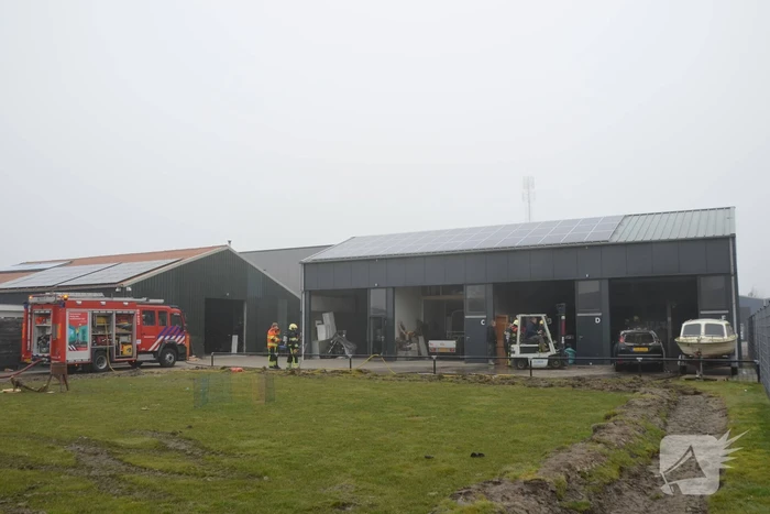 Auto in loods vat vlam