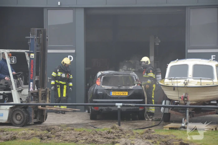Auto in loods vat vlam