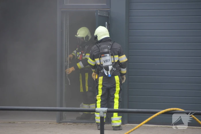 Auto in loods vat vlam