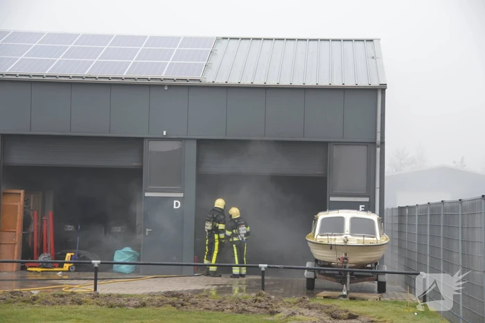 Auto in loods vat vlam