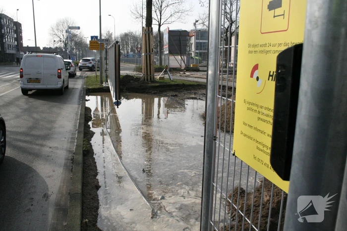 Waterleiding gesprongen bij graafwerkzaamheden op bouwterrein