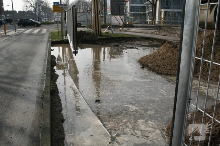 Waterleiding gesprongen bij graafwerkzaamheden op bouwterrein
