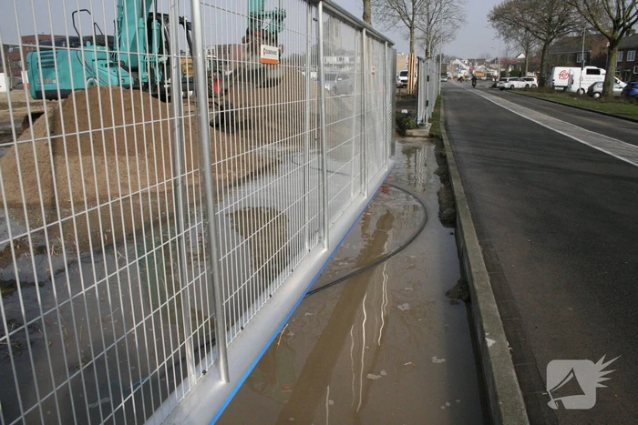 Waterleiding gesprongen bij graafwerkzaamheden op bouwterrein