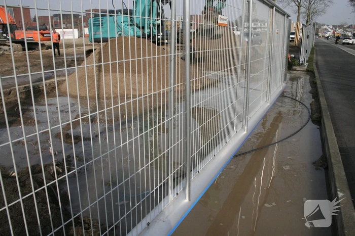 Waterleiding gesprongen bij graafwerkzaamheden op bouwterrein