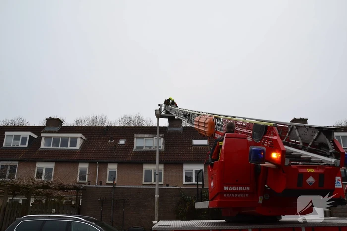 Schoorsteen woning in brand