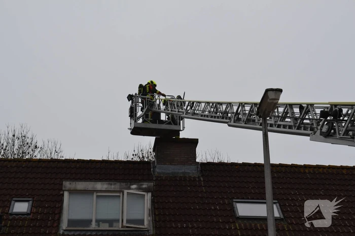 Schoorsteen woning in brand