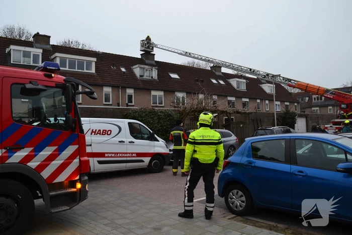 Schoorsteen woning in brand