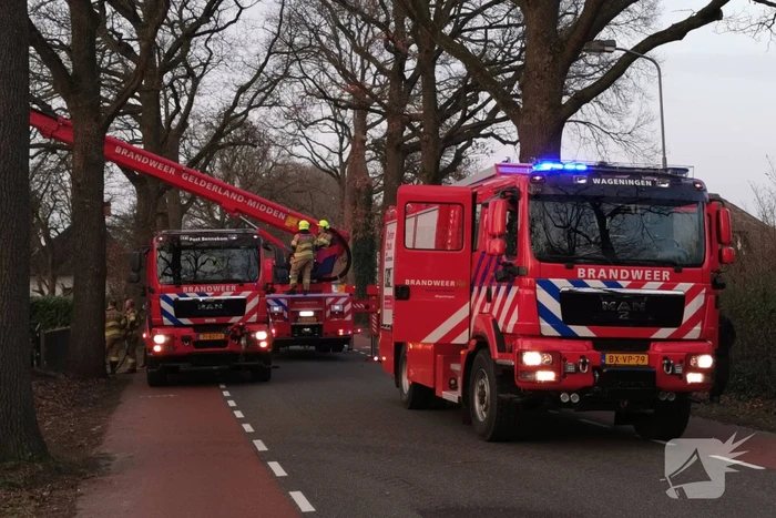 Bewoners blussen brandende schoorsteen