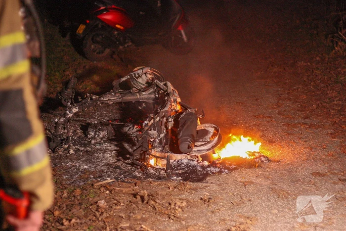Scooter in brand gestoken