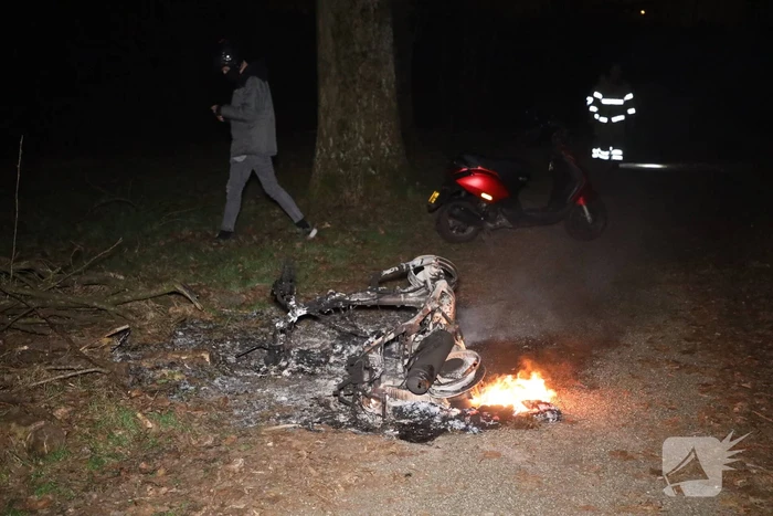 Scooter in brand gestoken