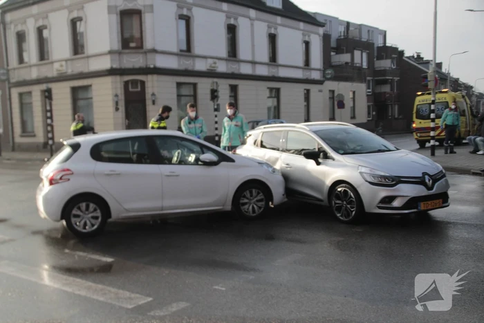 Automobilist botst in flank van auto