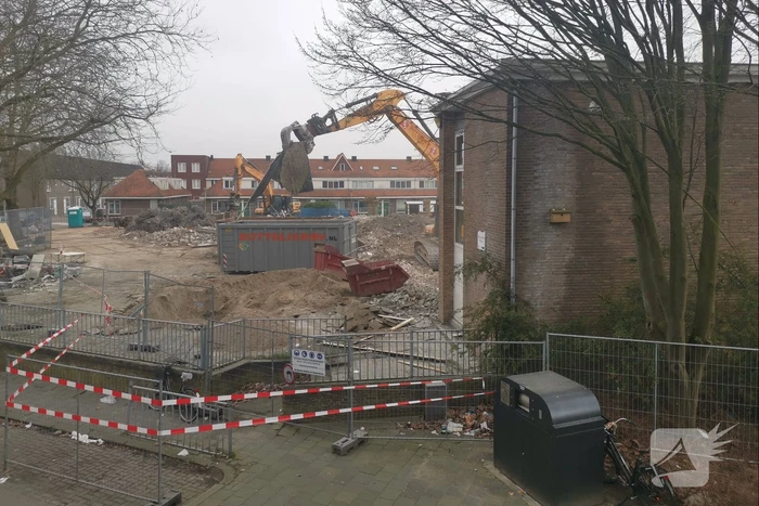 Muur valt op auto bij sloopwerkzaamheden