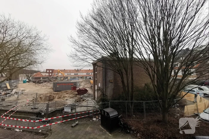 Muur valt op auto bij sloopwerkzaamheden