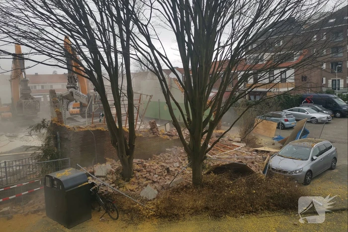 Muur valt op auto bij sloopwerkzaamheden