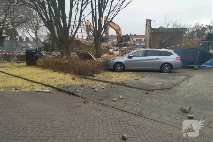 Muur valt op auto bij sloopwerkzaamheden