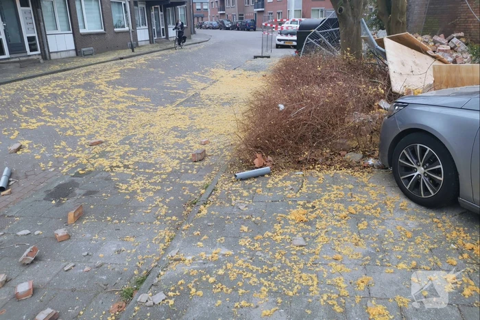 Muur valt op auto bij sloopwerkzaamheden