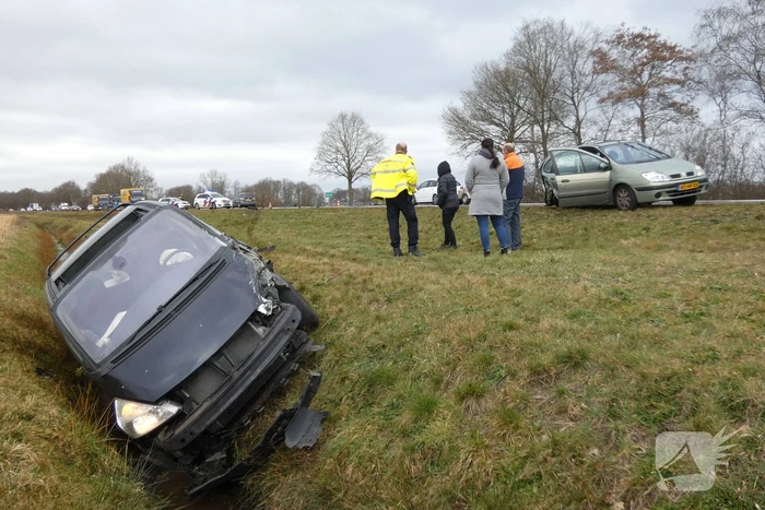 Auto belandt in sloot bij ongeval