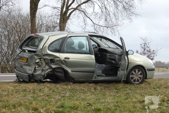 Auto belandt in sloot bij ongeval