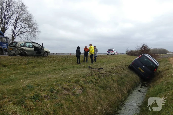 Auto belandt in sloot bij ongeval