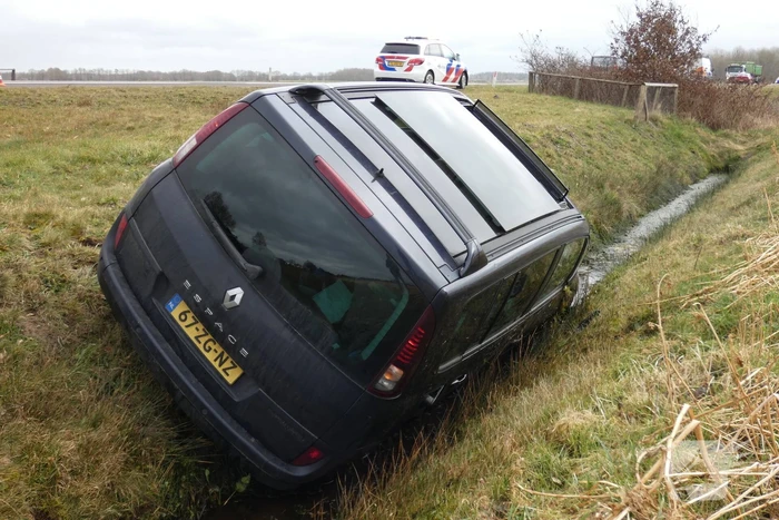 Auto belandt in sloot bij ongeval