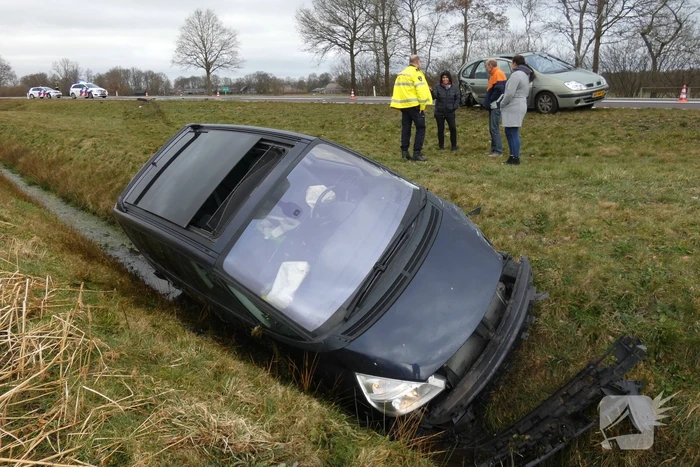 Auto belandt in sloot bij ongeval