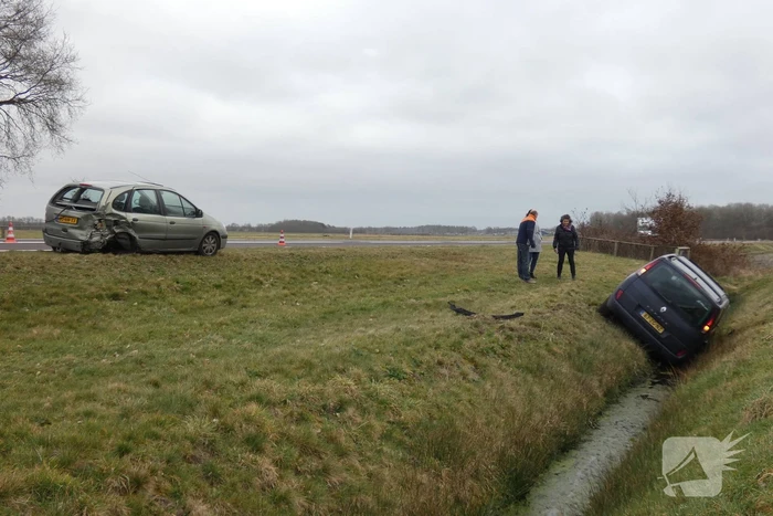 Auto belandt in sloot bij ongeval