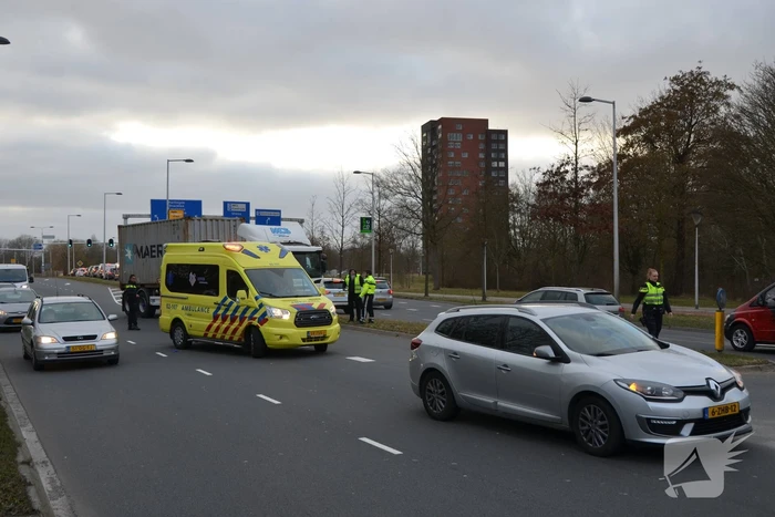 Vrachtwagen en auto botsen op elkaar