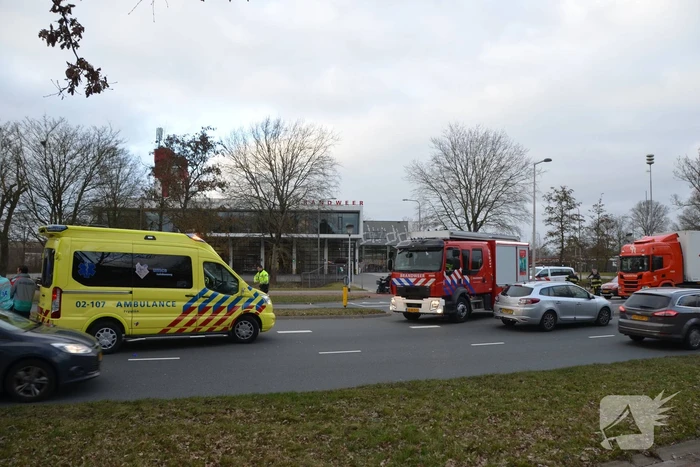 Vrachtwagen en auto botsen op elkaar