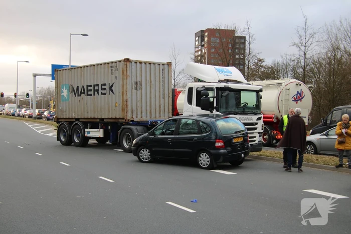 Vrachtwagen en auto botsen op elkaar