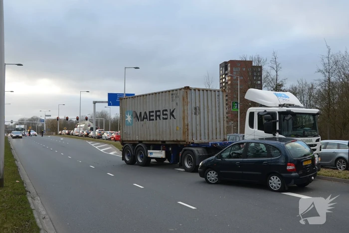 Vrachtwagen en auto botsen op elkaar
