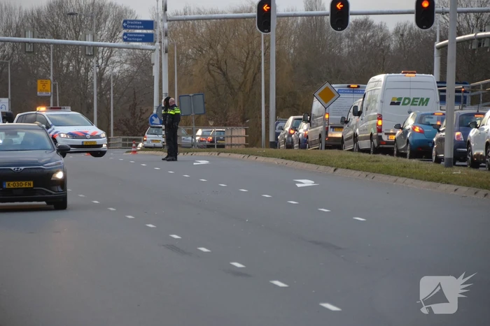 Vrachtwagen en auto botsen op elkaar