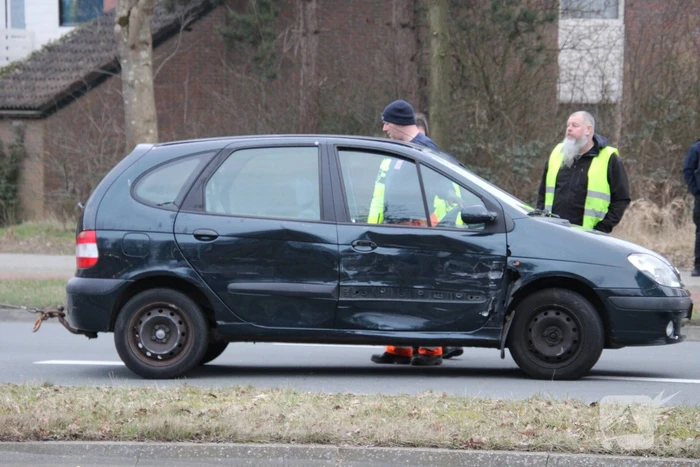 Vrachtwagen en auto botsen op elkaar