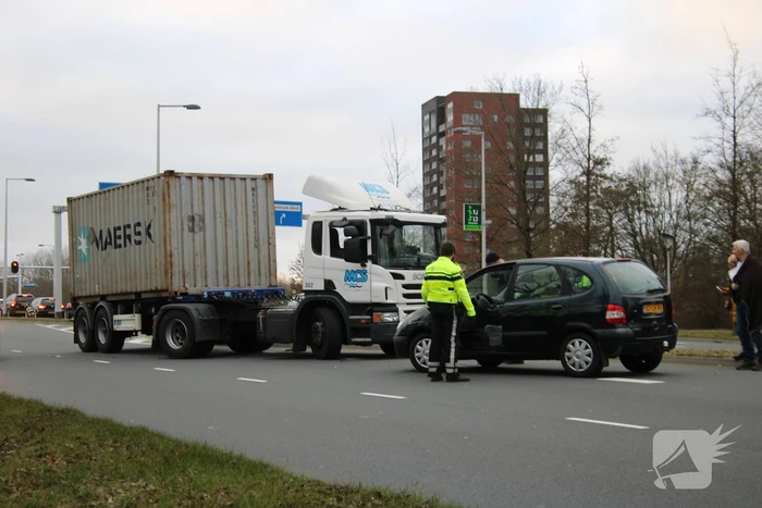 Vrachtwagen en auto botsen op elkaar