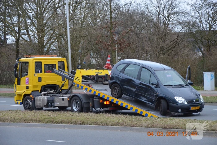Vrachtwagen en auto botsen op elkaar
