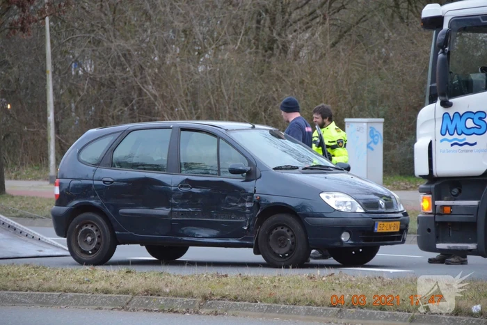Vrachtwagen en auto botsen op elkaar