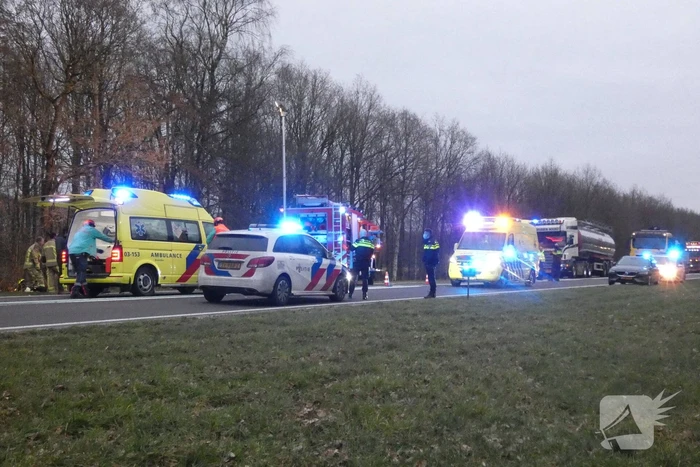 Bestuurder bekneld bij ernstig verkeersongeval
