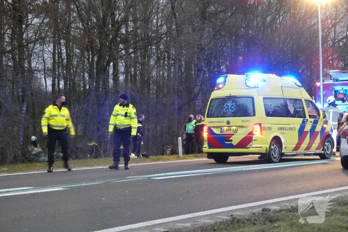 Bestuurder bekneld bij ernstig verkeersongeval