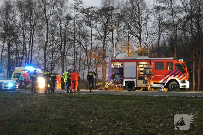 Bestuurder bekneld bij ernstig verkeersongeval