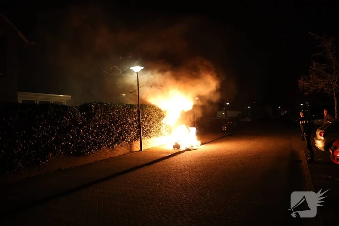Brandweer blust meters hoge vlammen