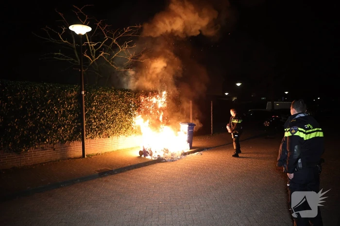 Brandweer blust meters hoge vlammen