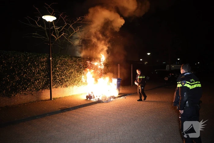 Brandweer blust meters hoge vlammen