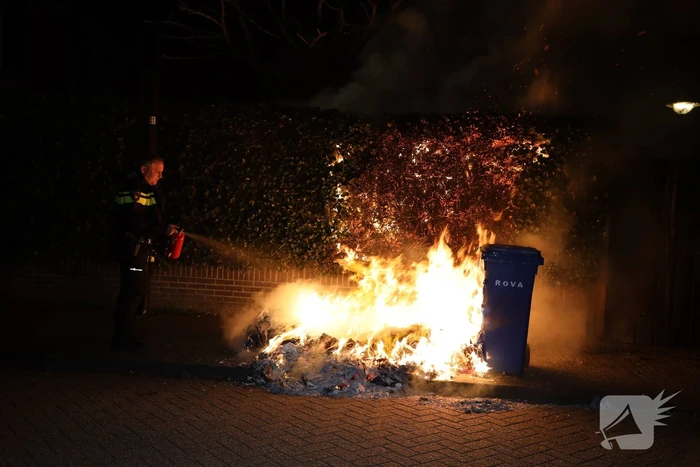 Brandweer blust meters hoge vlammen