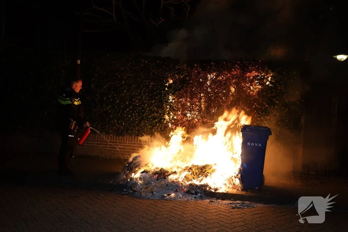 Brandweer blust meters hoge vlammen