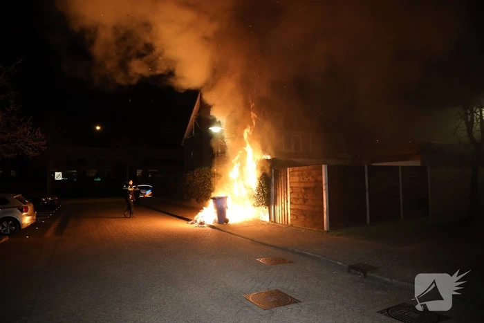 Brandweer blust meters hoge vlammen